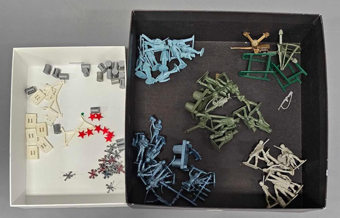 Marx US Armed Forces Training Center plastic 45mm figures and some accessories (1 of 7)