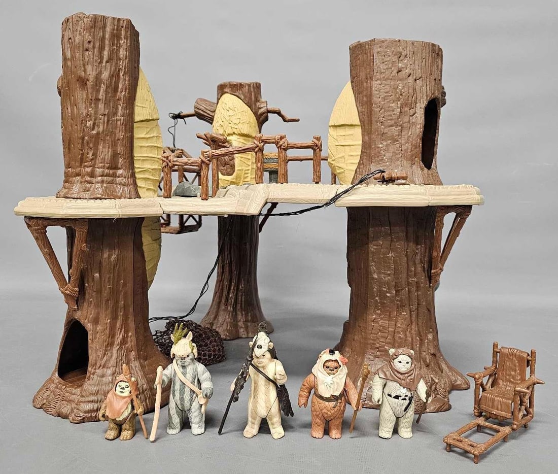 Kenner Star Wars ROTJ Ewok village with Ewok figures (1 of 12)