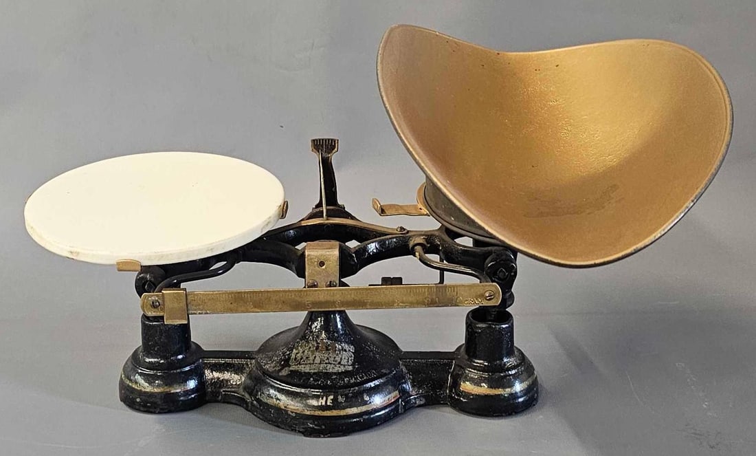 Oahus antique cast-iron scale (1 of 8)