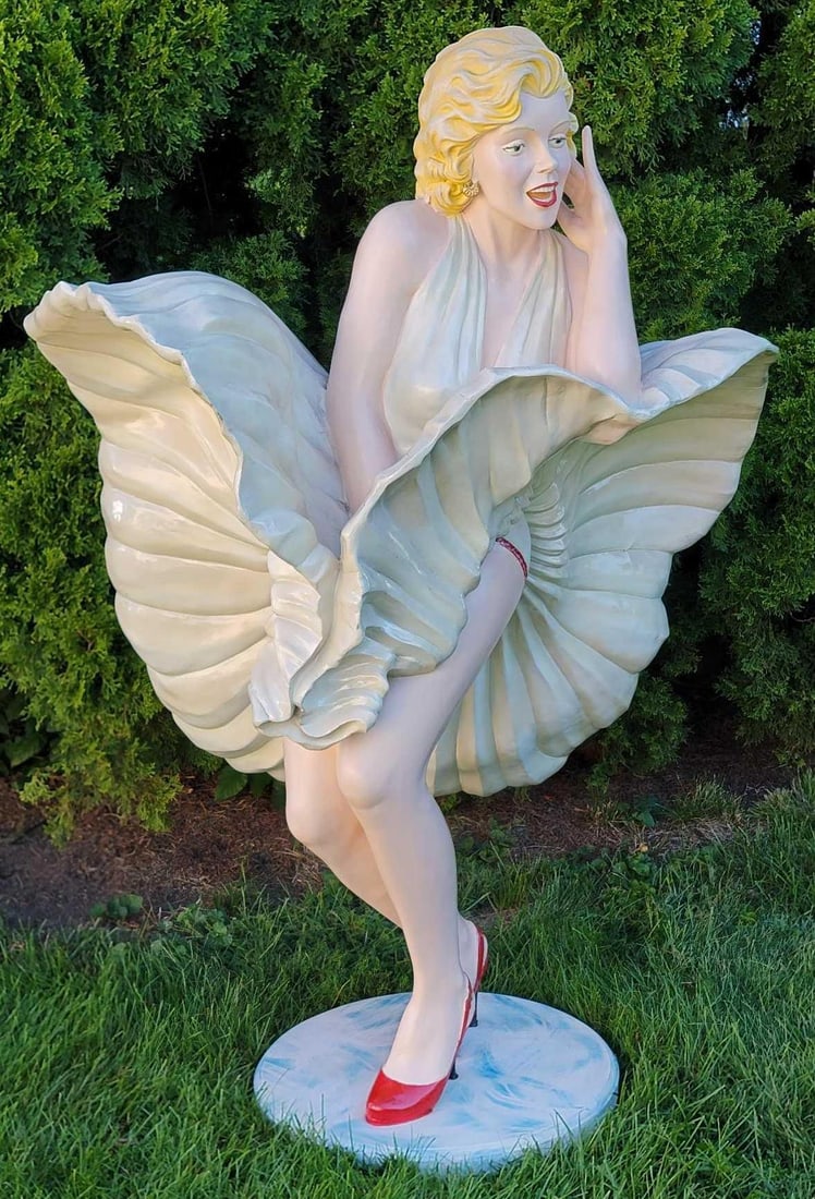 Life size Marilyn Monroe fiberglass statue: Life size Marilyn Monroe fiberglass statue, excellent condition, stands approximately 5 1/2 feet tall and also comes with a 2018 official 18 month calendar of just Marilyn Monroe as seen in the photos