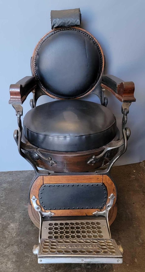 Vintage E. Berninghaus Hercules barber chair (1 of 7)