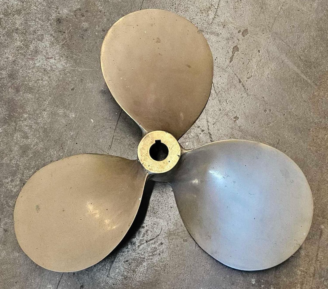 Large brass boat propeller (1 of 5)