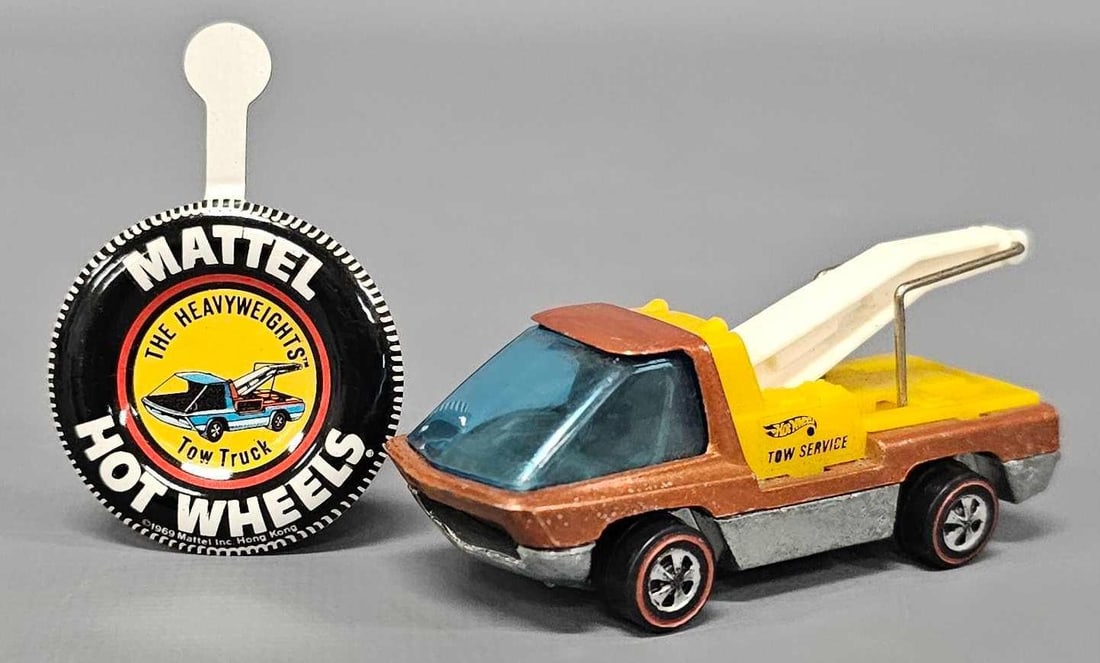 Redline Hot Wheels orange The Heavyweights tow truck with metal button: Redline Hot Wheels orange The Heavyweights tow truck with metal button. An nice looking truck with some micro HK popping, a super shiny base and an excellent metal button as seen in the photos.