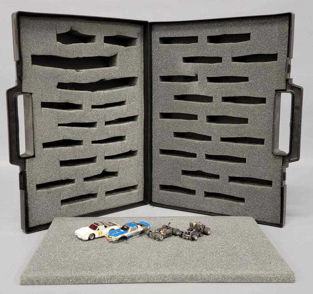 Nice slot car carrying case with 2 bodies and 3 chassis (1 of 10)