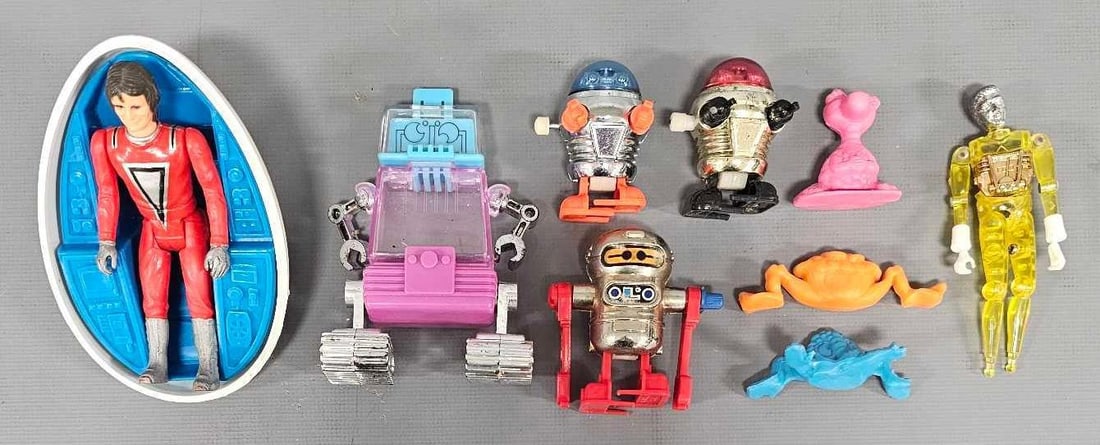 Mixed group of 1970s and 80s space toys and more: Mixed group of 1970s and 80s space toys and more to include an Imperial Close Encounters of the Third Kind bendy figure, Mego Micronauts figure missing its feet, Mork from Ork with half an egg, three