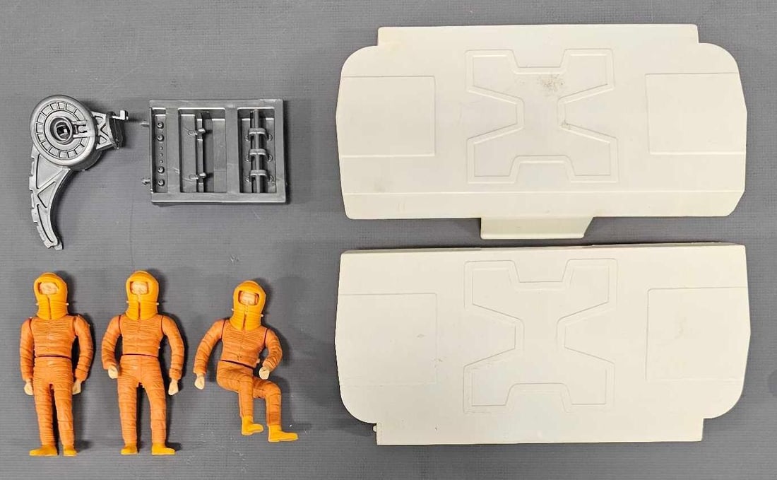 Mattel Space 1999 Eagle I crew and space ship parts (1 of 7)