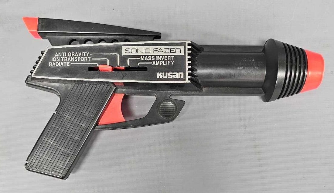 Kusan Sonic Fazer plastic space gun: Kusan Sonic Fazer plastic space gun, excellent condition as seen in the photos and works perfectly making five different sounds.