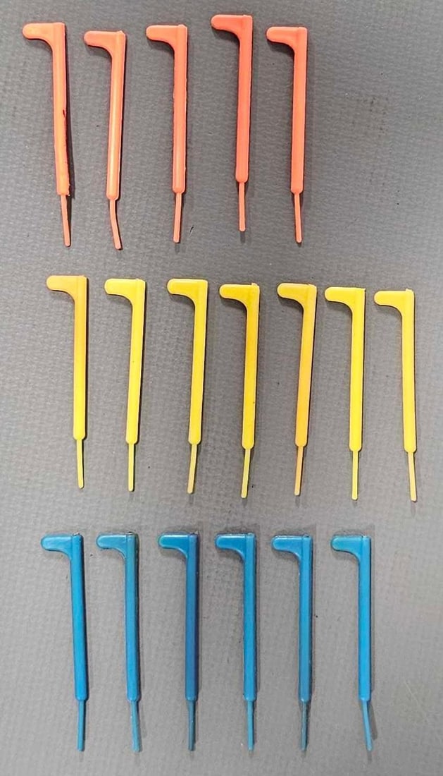 Large group of Kenner Star Wars light sabers (1 of 5)