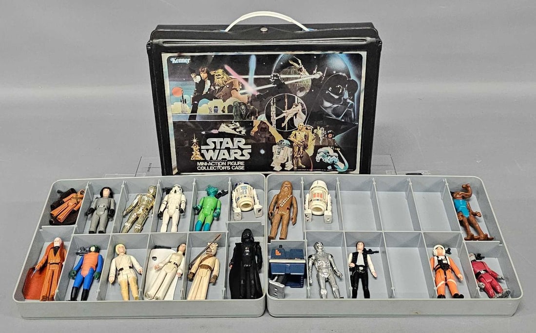 1977 Kenner Star Wars carrying case with twenty figures and almost all weapons (1 of 7)