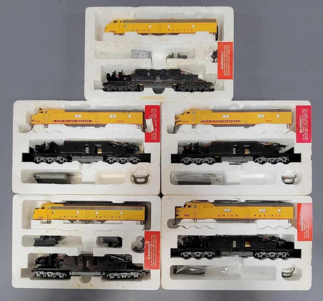 Group of Life Like Proto 2000 diesel locomotives (1 of 6)