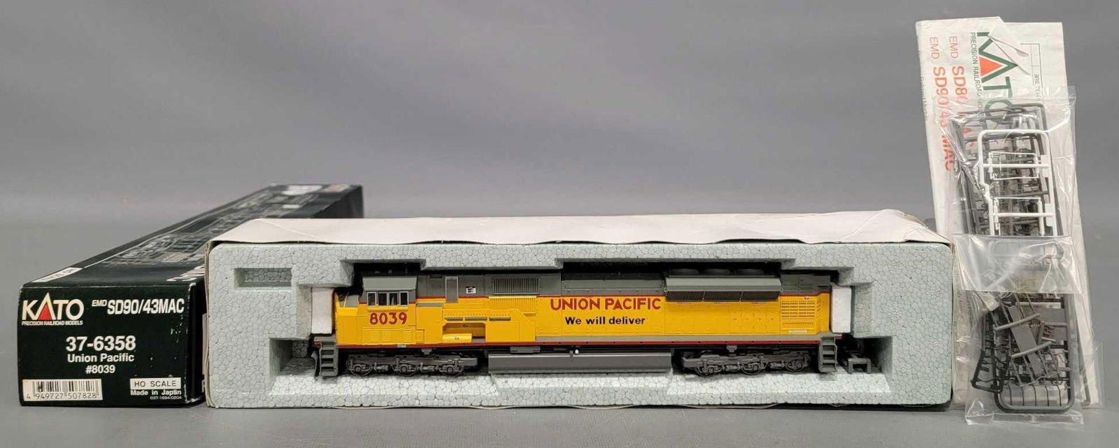 Kato HO scale Union Pacific SD90/43MAC diesel locomotive in original box (1 of 9)