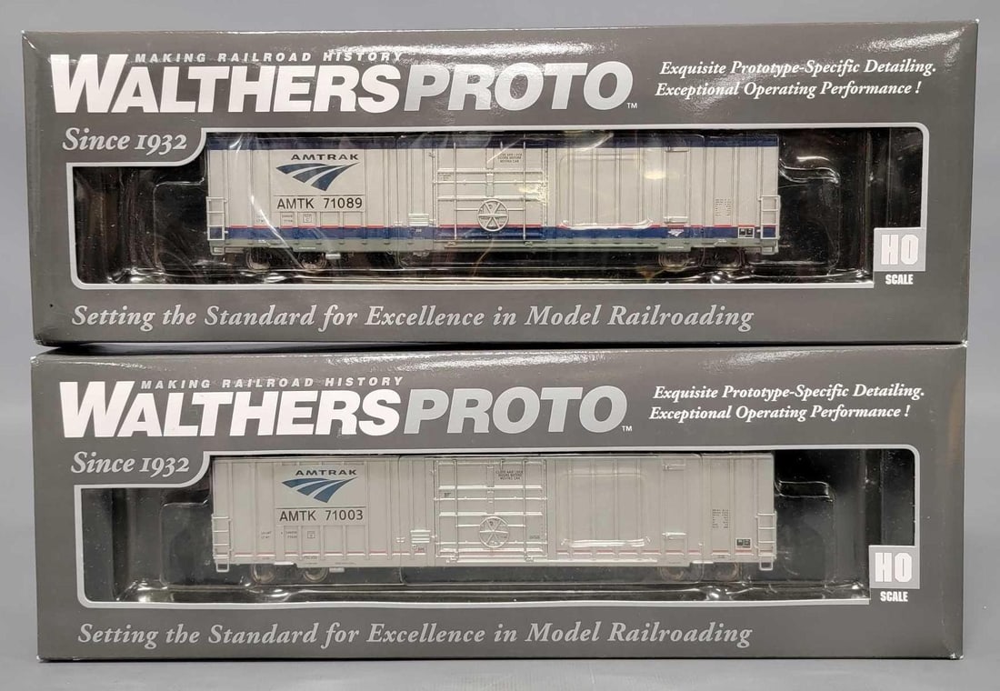 Two Walthers Proto HO Amtrak Phase IVb 60' Gunderson express box cars in original boxes: Two Walthers Proto HO Amtrak Phase IVb 60 foot Gunderson express box cars in original boxes to include stock number 102201 with stripes and 102202 without stripes, C9-10 in very good original boxes wi