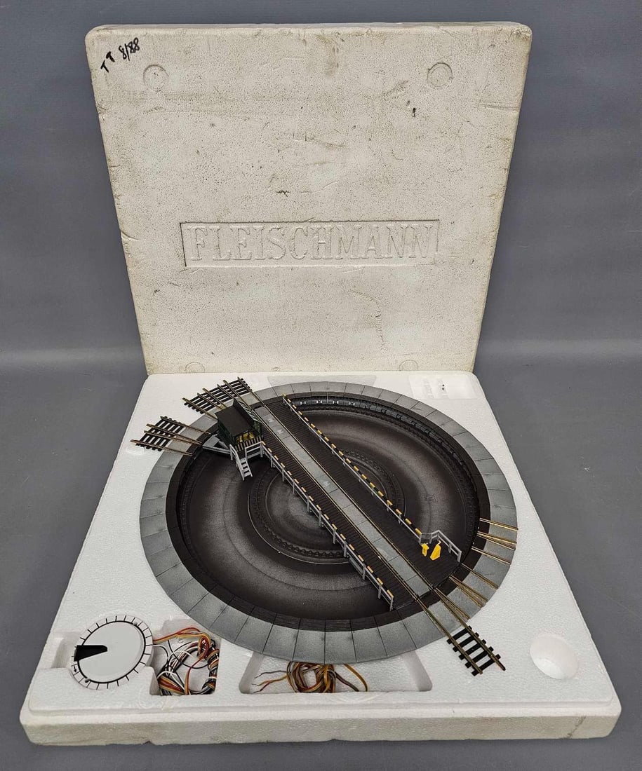 Fleischmann HO scale turntable in styrofoam insert (1 of 8)