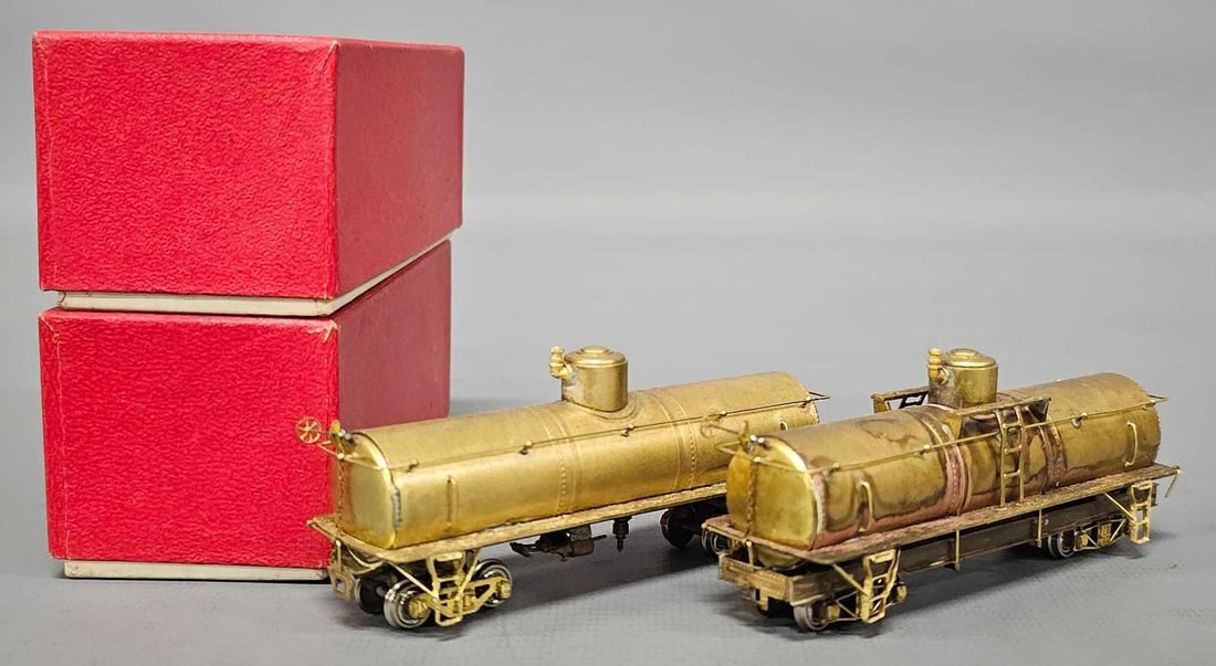Two HOn3 brass UTLX single dome tank cars in original boxes: Two HOn3 brass UTLX single dome tank cars in original boxes, C6-7 as seen in the photos with very good to excellent unmarked original boxes.