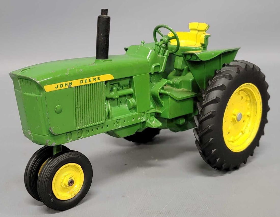 Original Eska / Ertl John Deere 1/16 3010 tractor with 3 point hitch and cast metal rims: Original Eska / Ertl John Deere 1/16 3010 tractor with 3 point hitch and cast metal rims, excellent condition as seen in the photos.