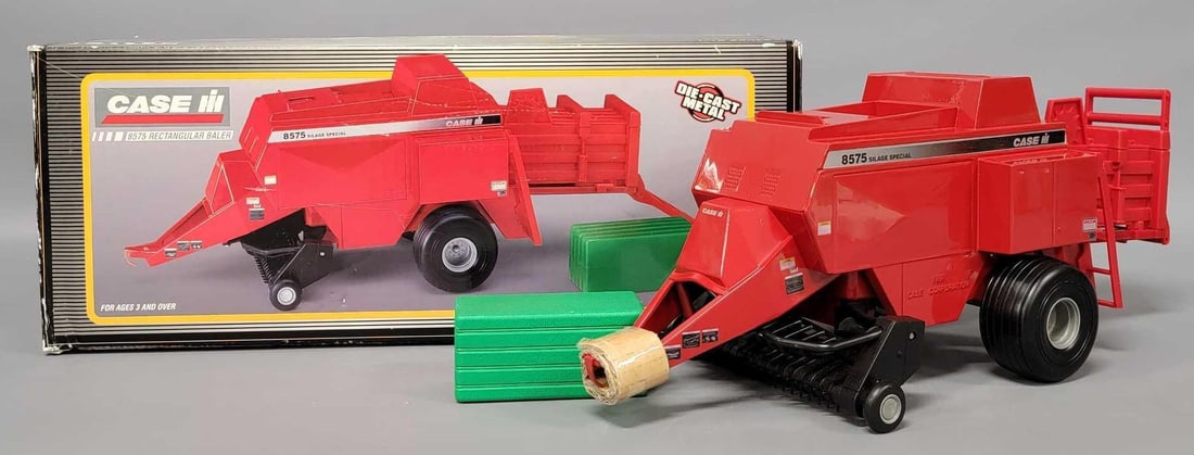 Ertl Case IH 8575 Rectangular Baler 1/16 scale in original box 4763: Ertl Case IH 8575 Rectangular Baler 1/16 scale in original box, stock number 4763. The box is open but contents still appear to be factory wrapped, box is in good condition with average shelf wear.