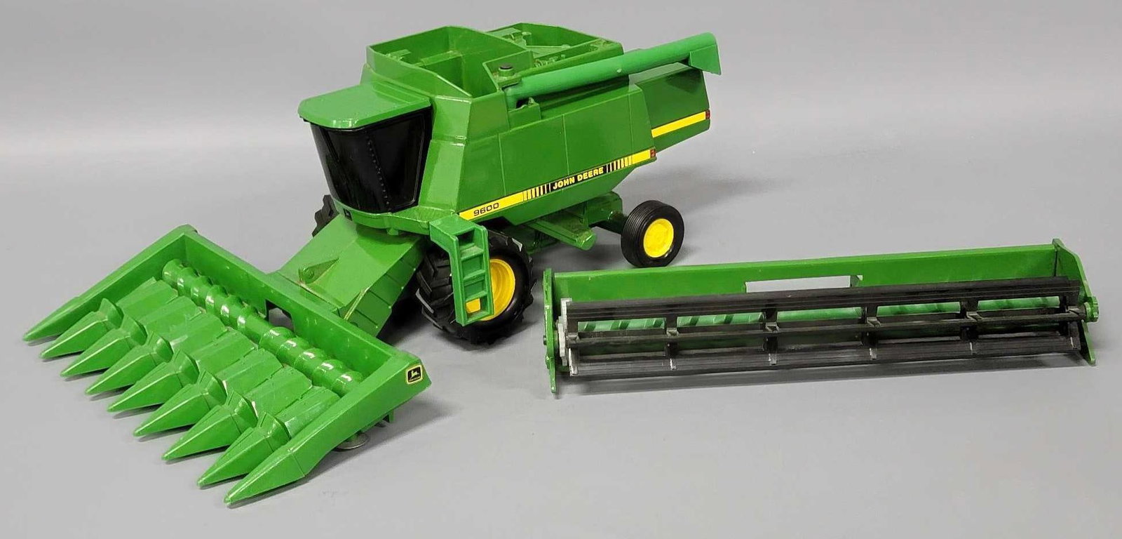 Ertl John Deere 1/16 scale 9600 Combine Tractor Collectors 1989 Special Edition: Ertl John Deere 1/16 scale 9600 Combine Tractor Collectors 1989 Special Edition, has both corn and grain heads and is in excellent condition, may need a bit of detail cleaning but otherwise no issues.