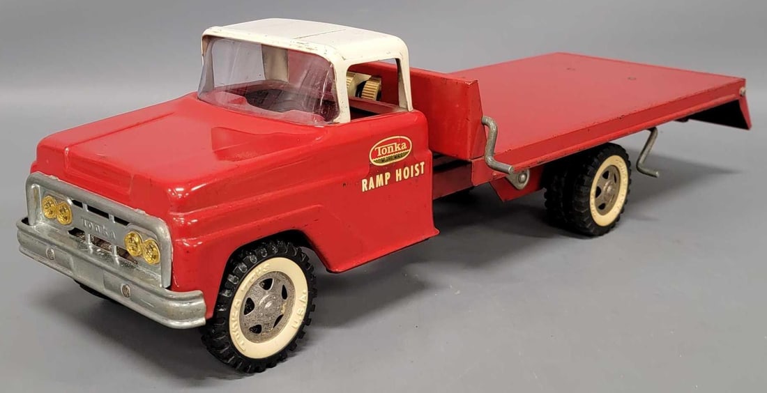 Tonka pressed steel Ramp Hoist Flatbed and wrecker truck: Tonka Ramp Hoist Flatbed and wrecker truck in excellent condition with original unrestored paint and decals as seen in the photos.