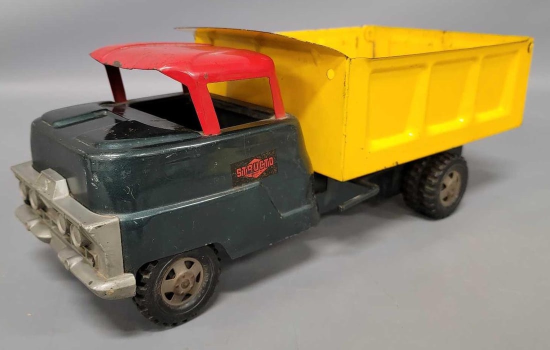 Structo pressed steel dump truck: Structo pressed steel dump truck in very good plus condition as seen in the photos.