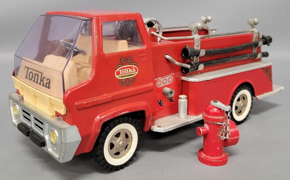 Tonka pressed steel fire pumper truck: Tonka pressed steel fire pumper truck, has some scratches and the inside of the cab is dirty but comes with laddr, two hoses and a hydrant as seen in the photos.