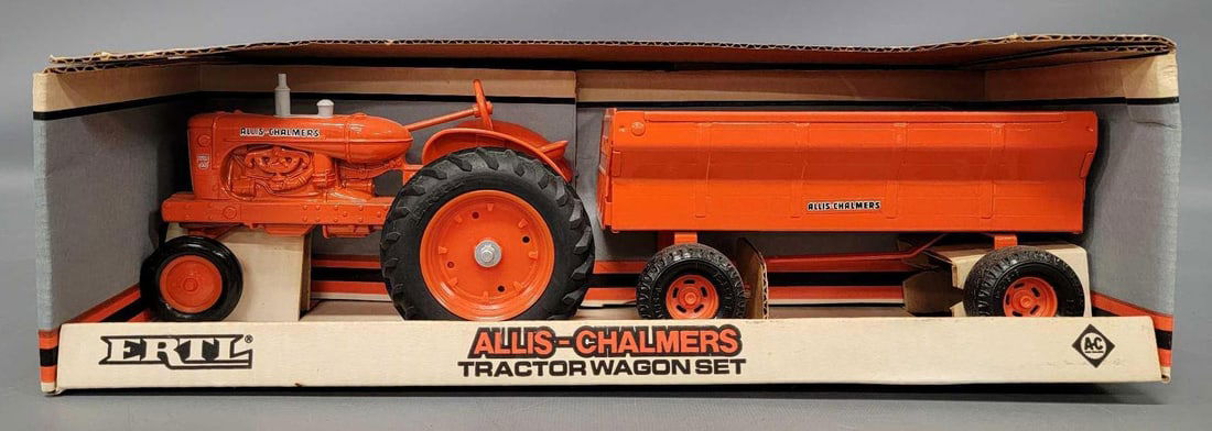 Ertl Allis Chalmers 1/16 tractor wagon set in original box 1209: Ertl Allis Chalmers 1/16 tractor wagon set in original box, stock number 1209. Includes a WD45 and a grain wagon, near mint to mint in a near mint original box as seen in the photos.