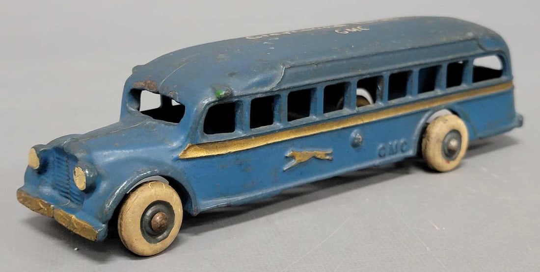 Arcade cast iron Greyhound Lines GMC bus: Arcade cast iron Greyhound Lines GMC bus, all original and in excellent condition as seen in the photos. Measures 7 1/2 inches long.