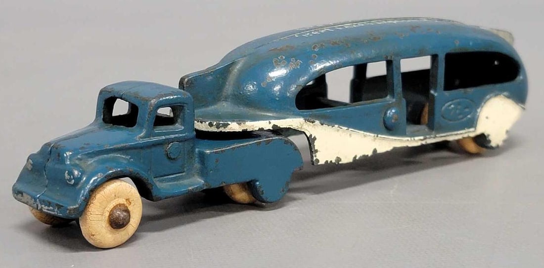 1936-37 Arcade cast iron Greyhound Lines Great Lakes Exposition bus: 1936-37 Arcade cast iron Greyhound Lines Great Lakes Exposition bus in very good to excellent minus condition as seen in the photos. Measures 7 inches long.