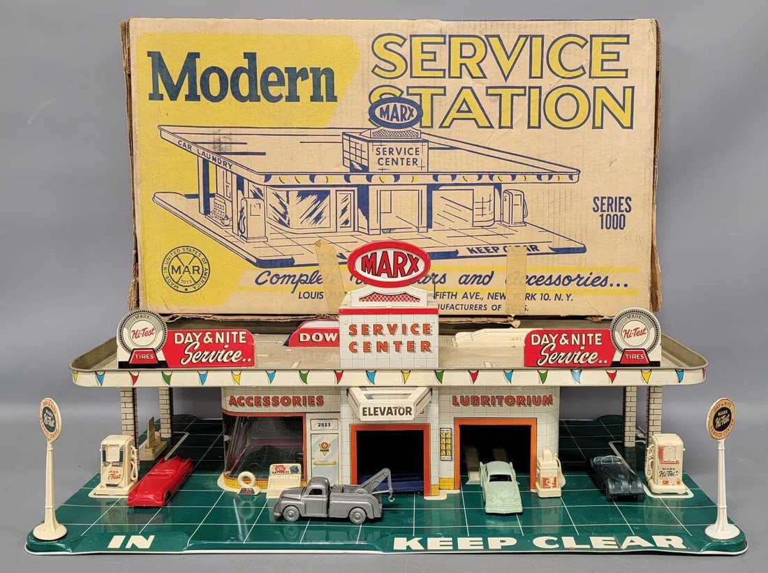 Marx Series 1000 Modern Service Station with original box 3475: Marx Series 1000 Modern Service Station with original box, stock number 3475. A great looking station with a small amount of rust on the top of the base in the back, many pumps and signs, the oil can 