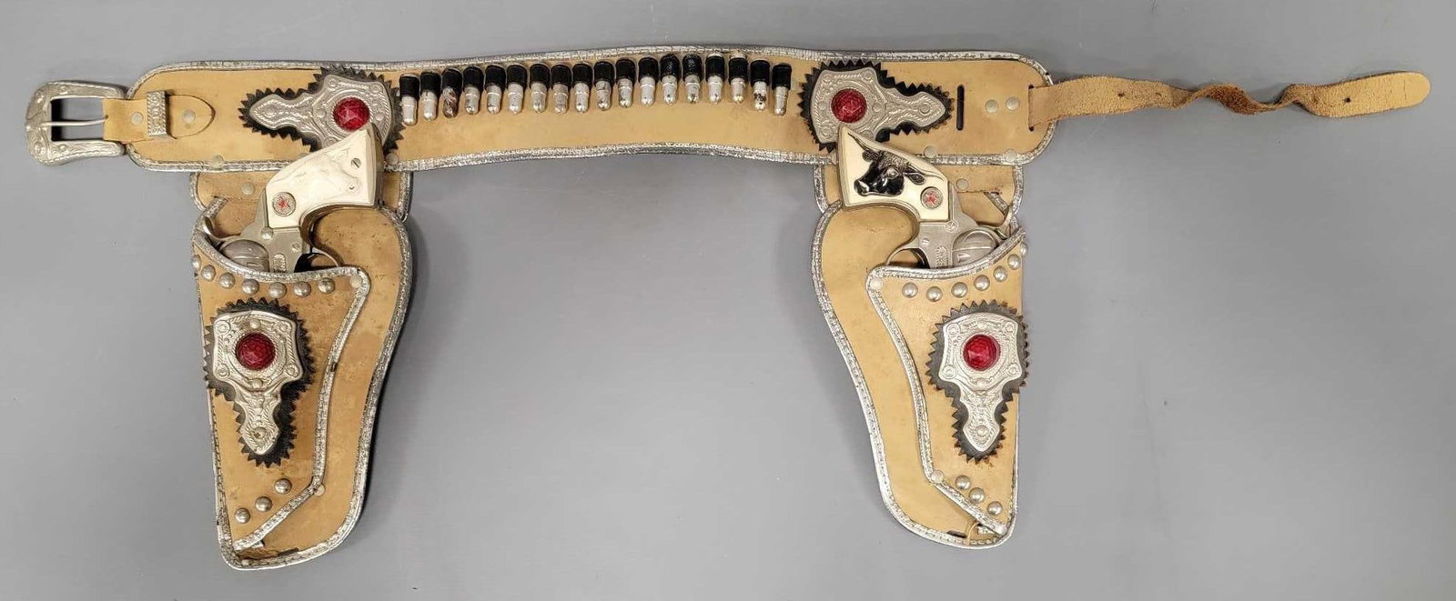 Hubley Western cap guns with period leather belt and holster: Hubley Western cap guns with period leather belt and holster. Both guns are in excellent condition and appear unused although one works perfectly while the other wants to come open while being fired. 