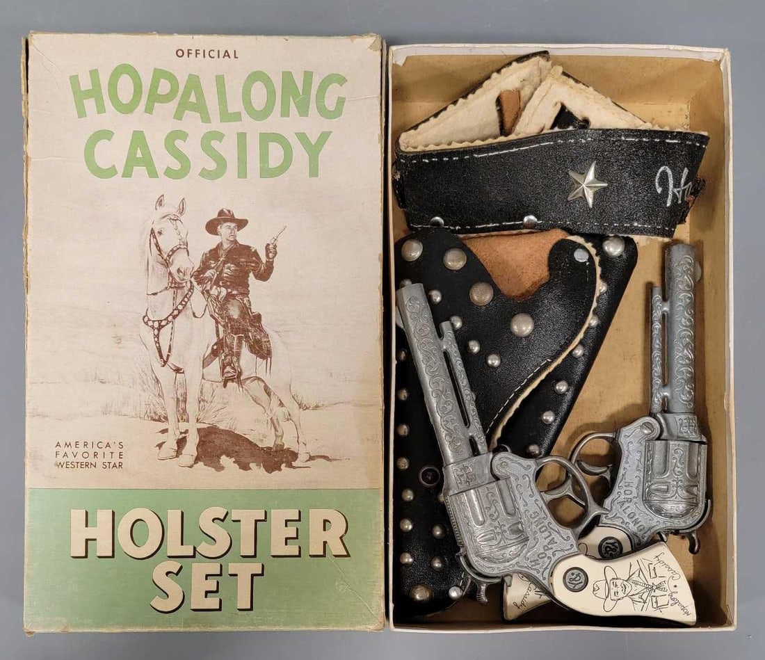 Wyandotte Hopalong Cassidy cap gun and holster set in original box: Wyandotte Hopalong Cassidy cap gun and holster set in original box. Includes one unused excellent working cap gun and one that has had some caps fired through it that works sometimes. Thesound equippe