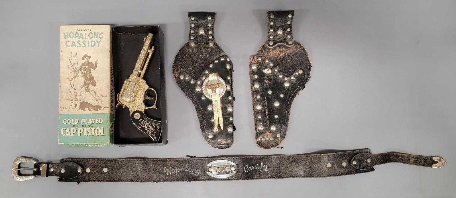 Wyandotte Hopalong Cassidy gold plated cap gun in original box plus holster set: Wyandotte Hopalong Cassidy gold plated cap gun in original box plus holster set. The cap gun has had a few caps fired through it but there is no corrosion and it is in excellent working condition as s