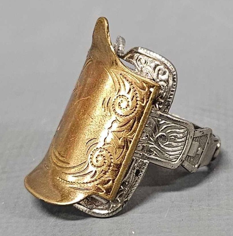 Robbins Co. Attleboro sliding saddle ring: Robbins Co. Attleboro sliding saddle ring in excellent condition. The saddle will slide off to reveal a small frame where a photo can be placed inside.