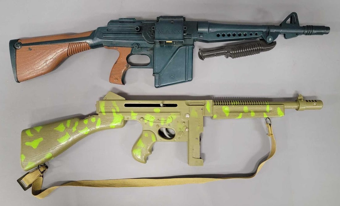 Two vintage toy machine guns: Two vintage toy machine guns to include a Marx machine gun with a bipod that is missing the trigger and a Mattel Tommy Burst that is missing the cap cover and knob to pull back the spring loaded auto