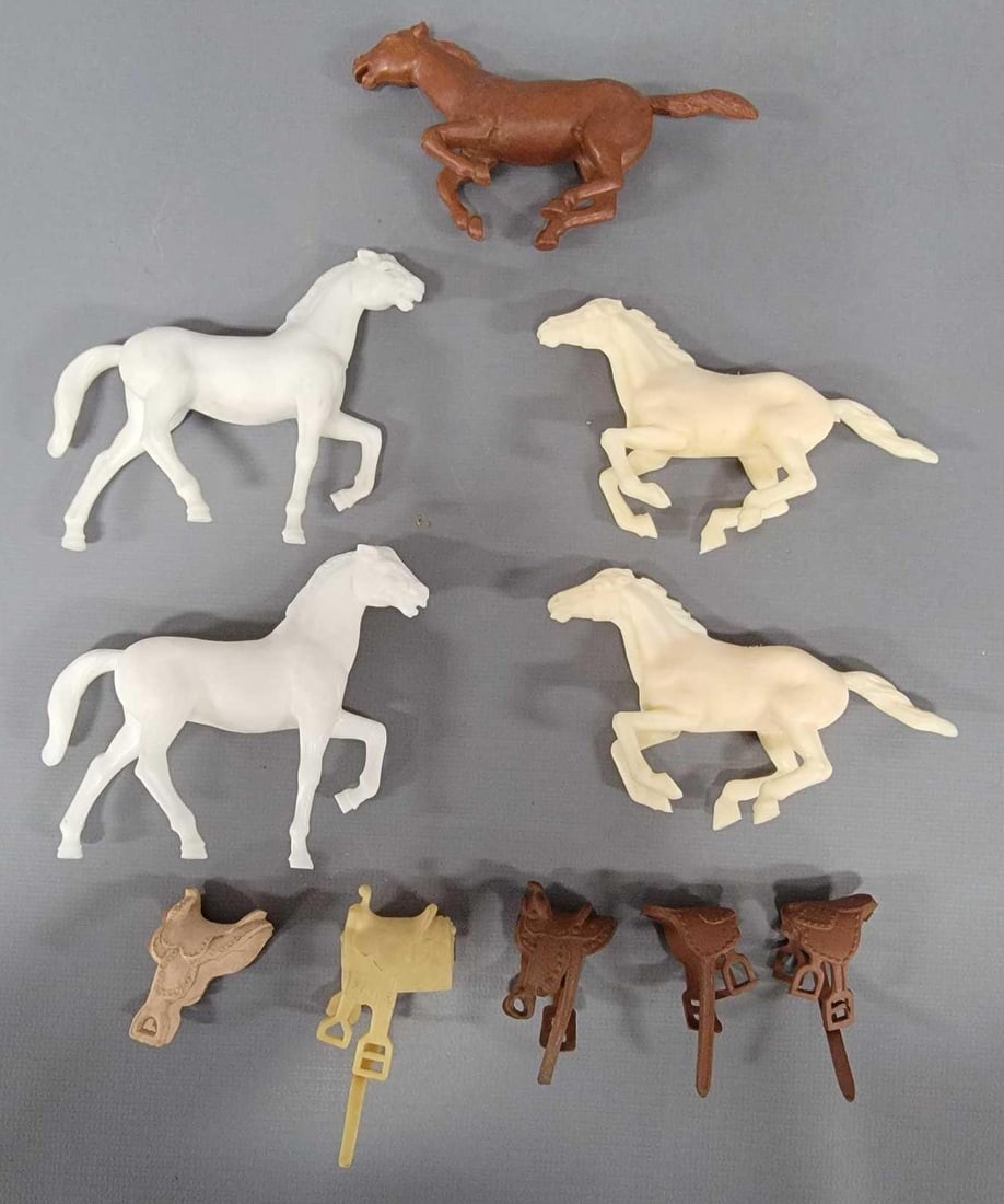 Five vintage Stuart horses with five rubber holsters: Five vintage Stuart horses with five rubber holsters, all in nice shape as seen in the photos.