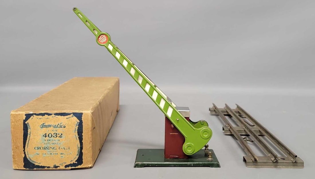American Flyer Prewar 4032 crossing gate accessory in original box (1 of 10)