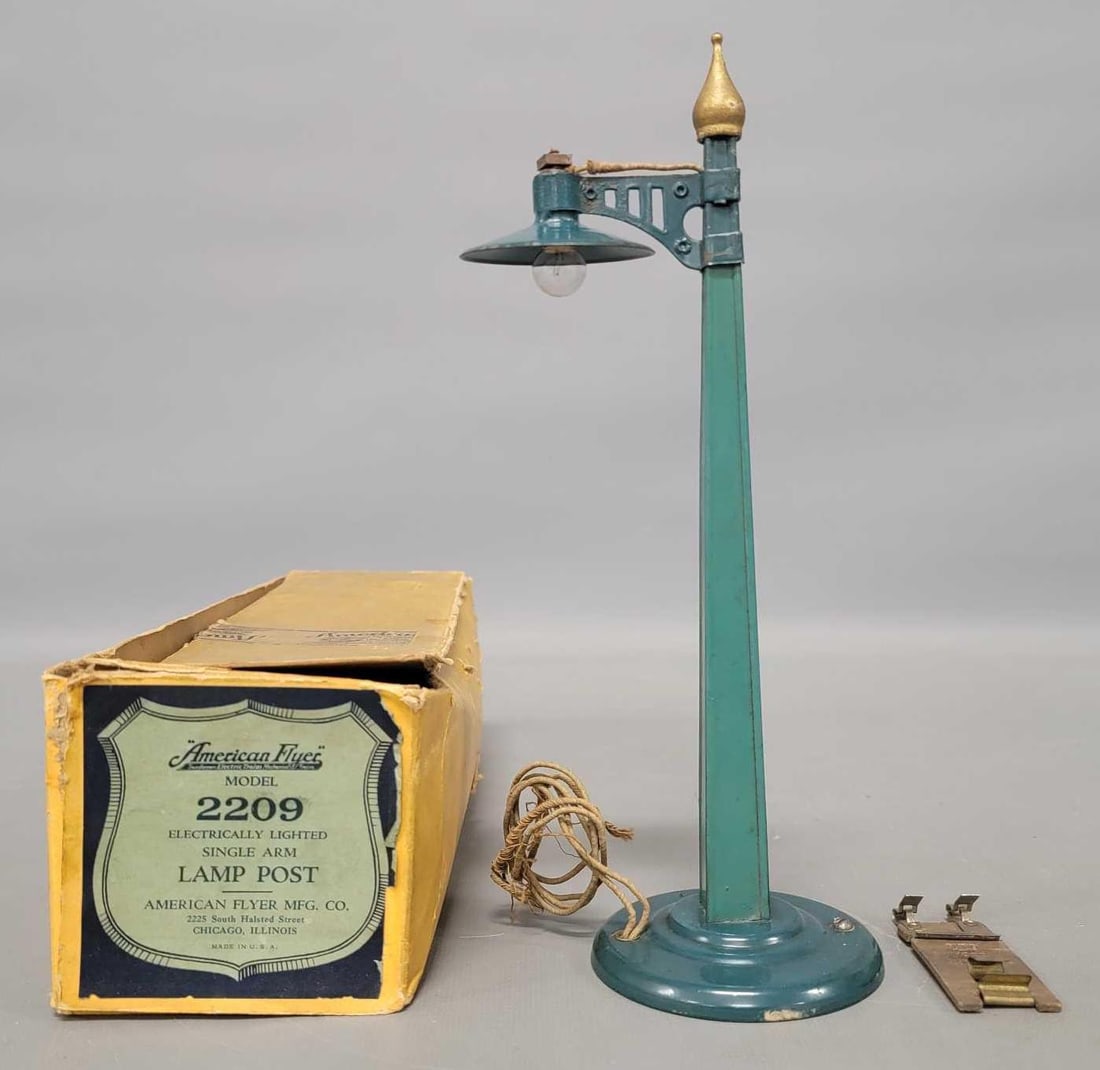 American Flyer prewar peacock blue 2209 single arm lamp post in a yellow original box (1 of 11)