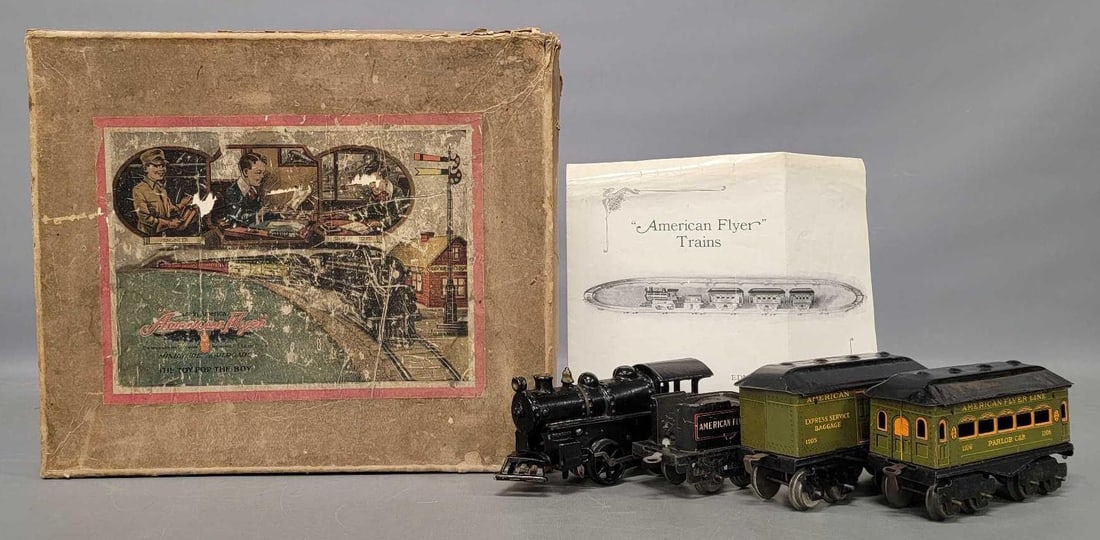American Flyer Prewar narrow gauge O cast iron steam locomotive passenger set in original box: American Flyer Prewar narrow gauge O cast iron steam locomotive passenger set in original box. Set consists of a cast iron steam locomotive with side rods, brake and a maroon stripe on each side of th