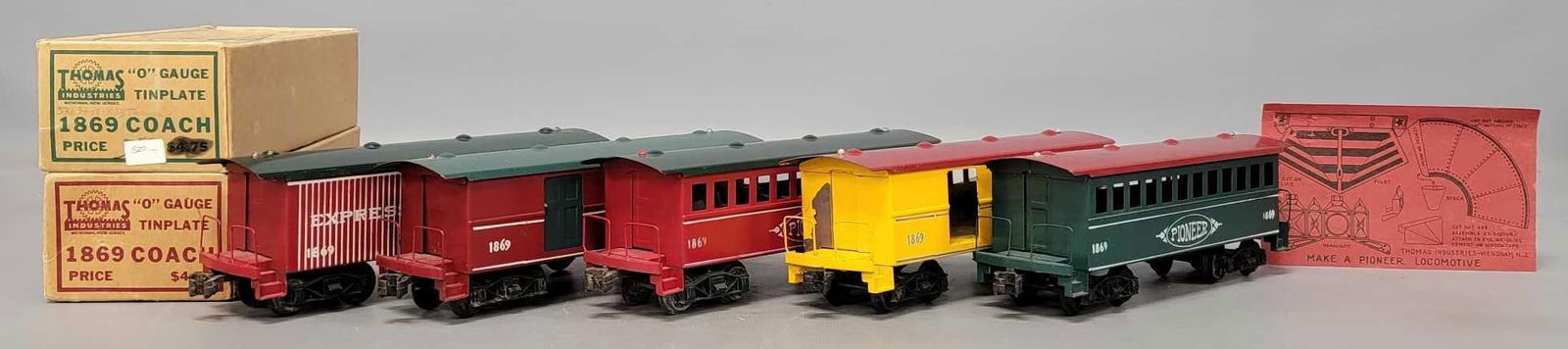 Five Thomas Industries O gauge Pioneel passenger cars with black trucks and two original boxes (1 of 13)