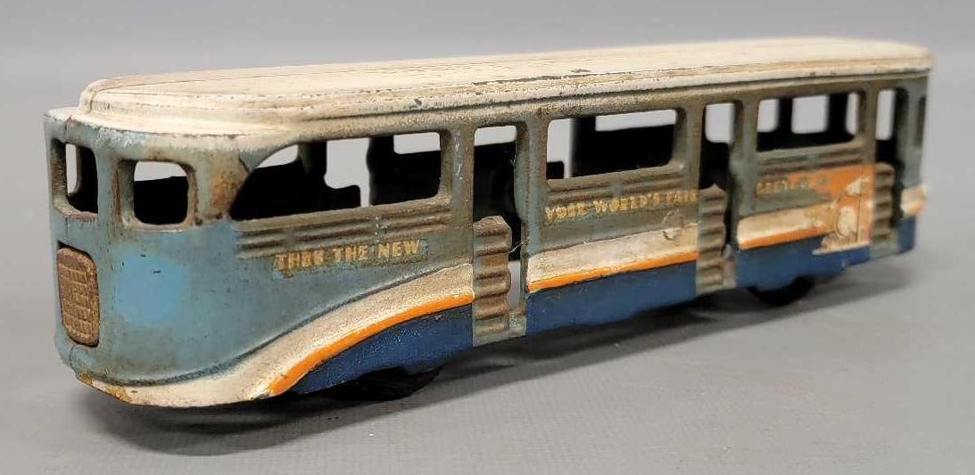 Arcade Toys cast iron 1939 New York Worlds Fair Greyhound Lines Trolley bus. (1 of 8)