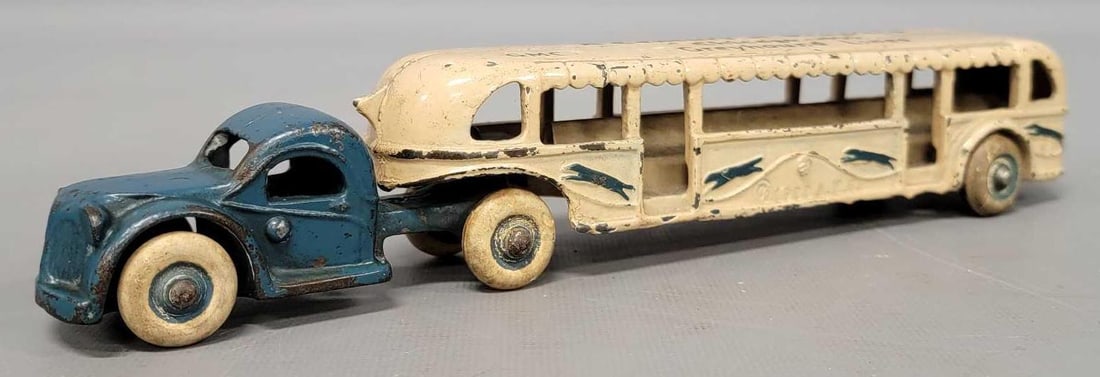 Arcade Toys cast iron 1933 Chicago Worlds Fair GMC  Greyhound Lines Bus (1 of 7)