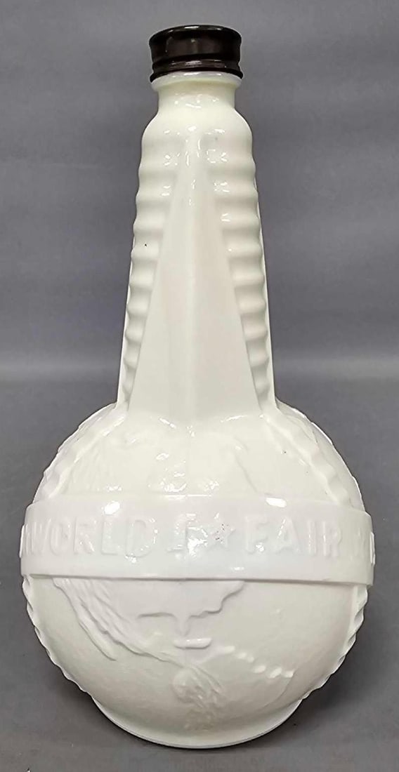 1939 New York World's Fair Uranium glass vinegar bottle (1 of 7)