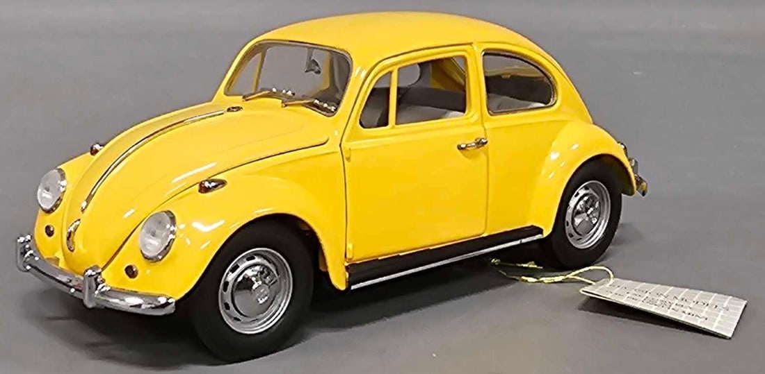 Franklin Mint 1/24 1967 Volkswagen Beetle die cast: Franklin Mint 1967 Volkswagen Beetle die cast in near mint condition but it does not have an original box so shipping could cause parts to come loose or get broken but we will do our best to protect i