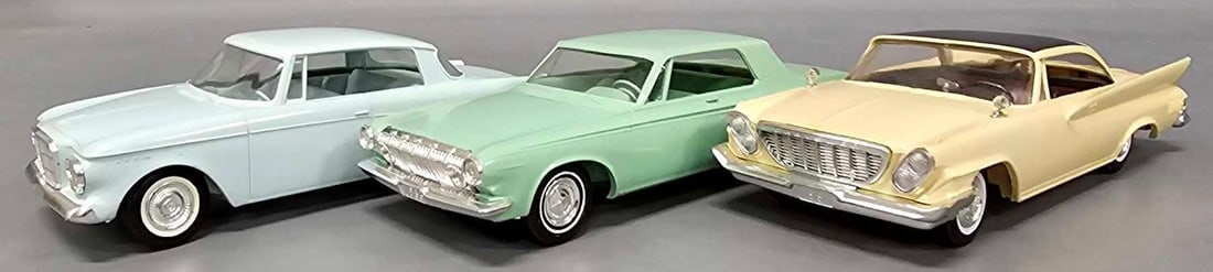 Three built up 1960's 1/25 scale model kits: Three built up 1960s 1/25 scale model kits to include 1961 Chrysler, 1962 Studebaker Lark and 1963 Dodge, all in very good to excellent condition as seen in the photos.