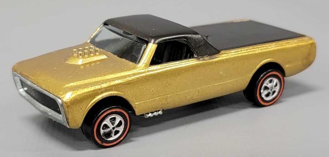 Redline Hot Wheels gold US Custom Fleetside: Redline Hot Wheels gold with dark interior US Custom Fleetside in excellent plus condition with a few very small paint chips on the black roof has a very shiny gun meatal base as seen in photos.
