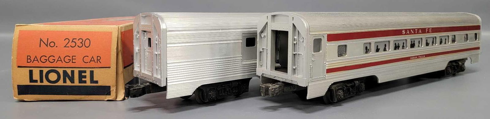 Li+B13onel postwar O 2530 2563 extruded aluminum Pullman cars with original box (1 of 10)