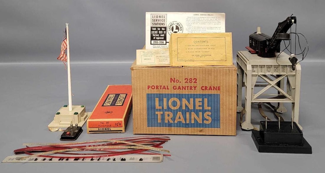 Lionel postwar O 282 portal gantry crane in original box plus 89 flagpole in original boxes (1 of 19)