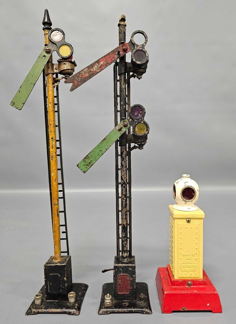 Three prewar Lionel accessories (1 of 6)