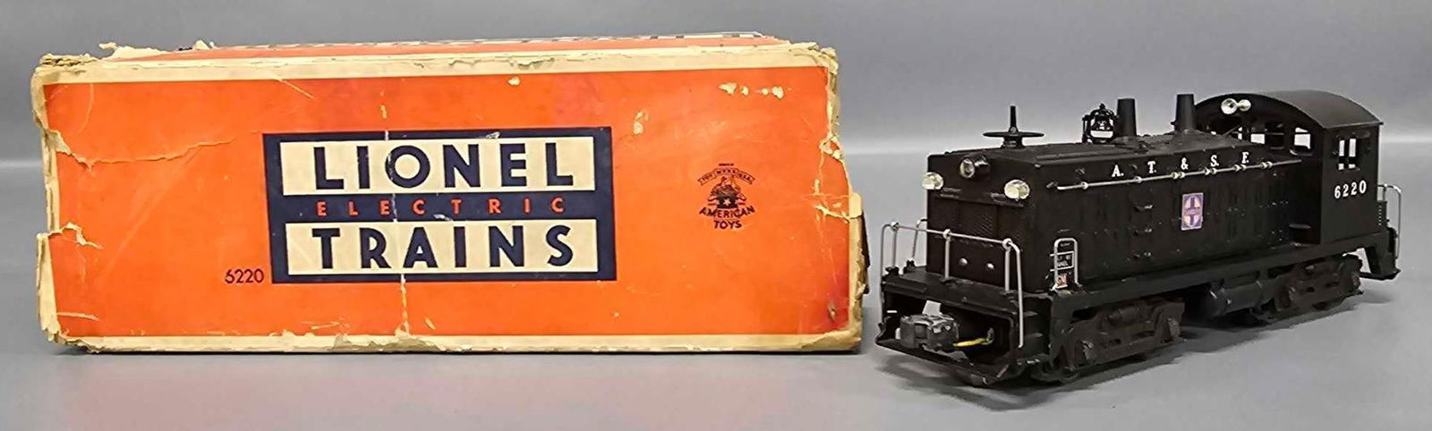Lionel postwar O 6220 Santa Fe NW-2 diesel switcher in rough original box (1 of 9)
