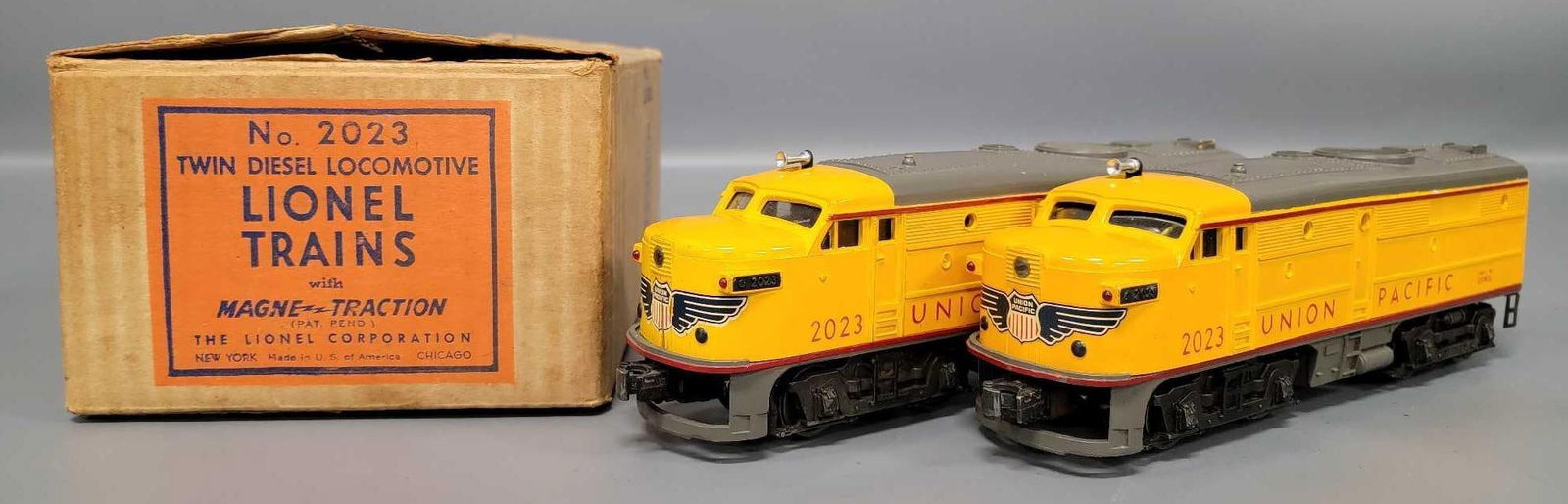 Lionel postwar O 2023 Union Pacific Alco AA diesel locomotive set in master carton (1 of 12)