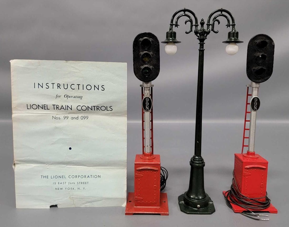 Three Lionel prewar standard gauge accessories (1 of 8)